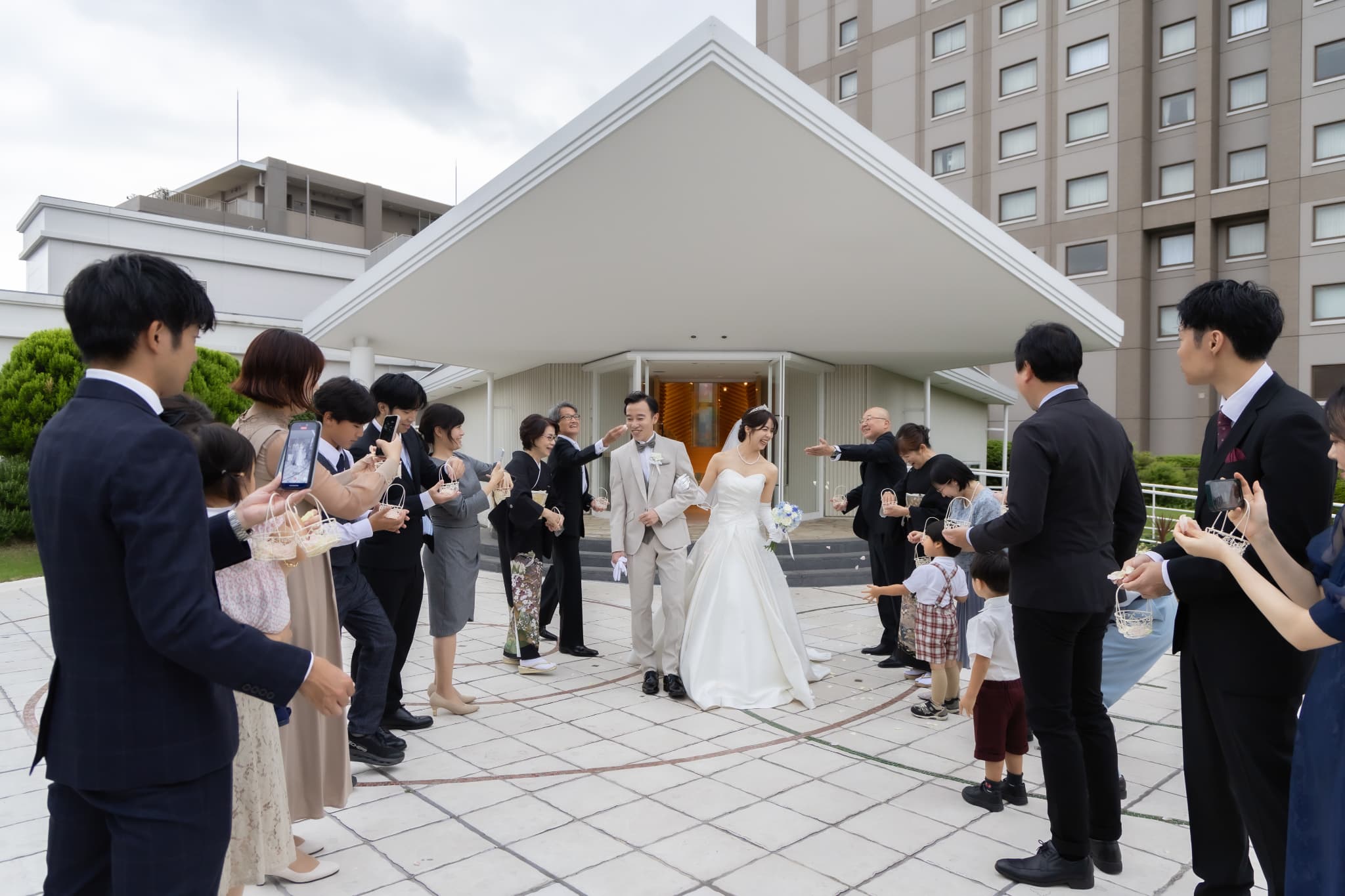 祝福の中で歩き出す、おふたりの新しい一歩